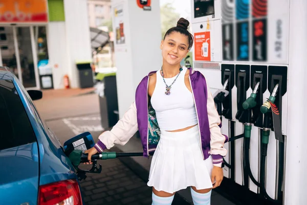 Cheerful Young Woman Brunette Filling Her Car Fuel Gas Station — Stock Photo, Image