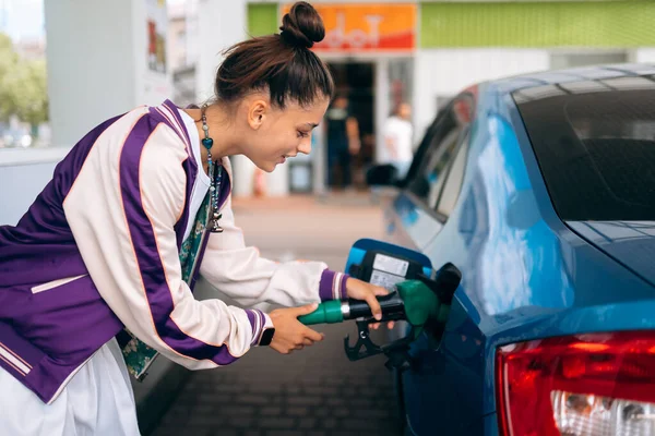 Wesoła Młoda Kobieta Brunetka Napełniająca Samochód Paliwem Stacji Benzynowej — Zdjęcie stockowe