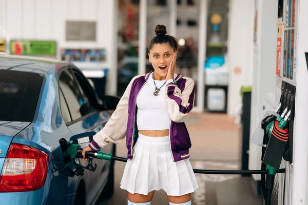 Cheerful Young Woman Brunette Filling Her Car Fuel Gas Station — 스톡 사진