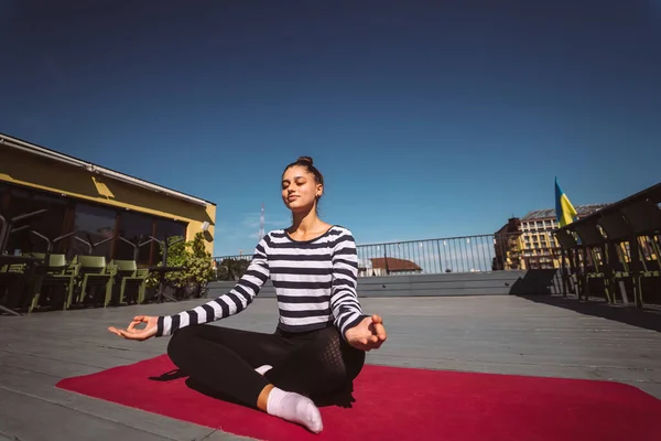 Beautiful Young Woman Doing Yoga Exercise Meditation Lotus Pose — Stock Photo, Image