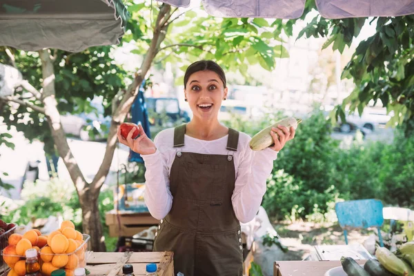 Young Positive Salesgirl Job Selling Sells Home Grown Vegetables Fruits — Stok fotoğraf