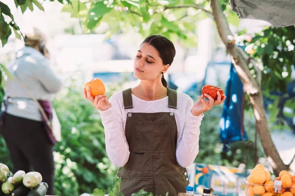 Young Positive Salesgirl Job Selling Sells Home Grown Vegetables Fruits — Zdjęcie stockowe
