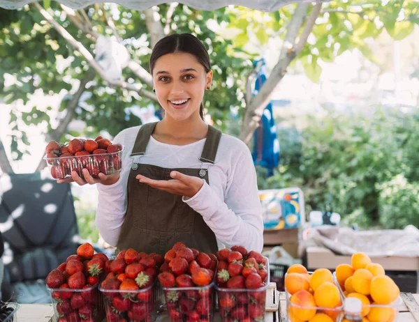 Young Positive Salesgirl Job Selling Sells Home Grown Vegetables Fruits — Photo