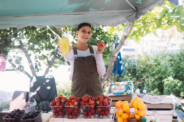 Young Positive Salesgirl Job Selling Sells Home Grown Vegetables Fruits — Photo