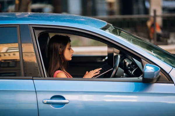 Mujer Joven Que Utiliza Portátil Coche Mientras Conduce Concepto Conducción —  Fotos de Stock