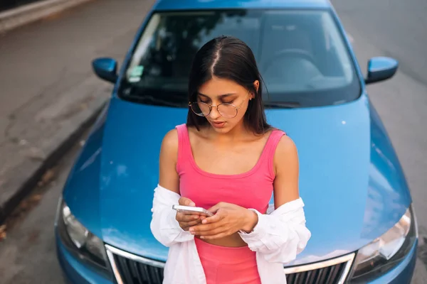 Mulher Usando Telefone Celular Perto Carro — Fotografia de Stock