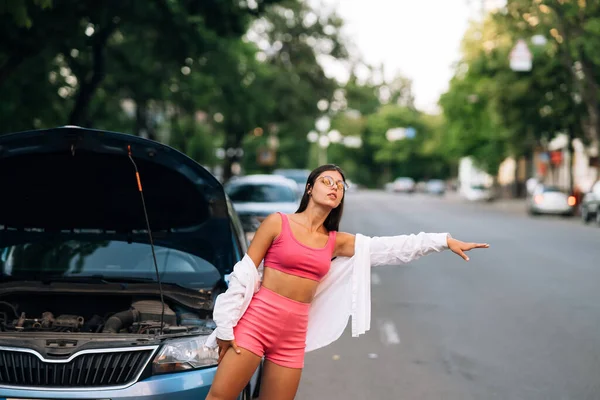 Woman Broken Car Road She Feeling Serious Stressed Look Someone — Fotografia de Stock