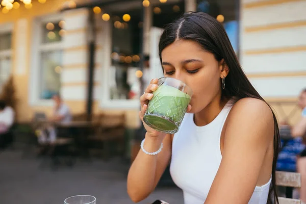Woman Cafe Drinks Green Drink Ice Latte — Stok Foto