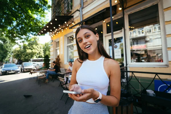 Wanita Tersenyum Memegang Telepon Luar Ruangan Kafe Sebuah Model Yang — Stok Foto