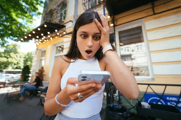 여자는 그녀의 전화에 Sms를 수있는 거리에서 단계에 프로필 — 스톡 사진