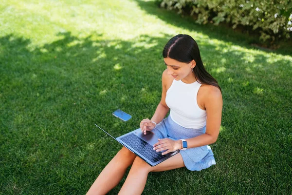 Concept Remote Work Young Girl Works Laptop Fresh Air Park — Foto Stock