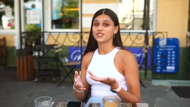 Сучасна Жінка Блогер Веде Пряму Трансляцію Вуличному Кафе Онлайн Консультант — стокове відео