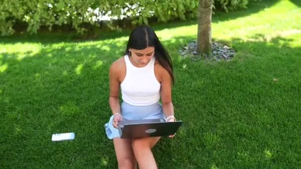 Concept Remote Work Young Girl Works Laptop Fresh Air Park — Vídeo de Stock