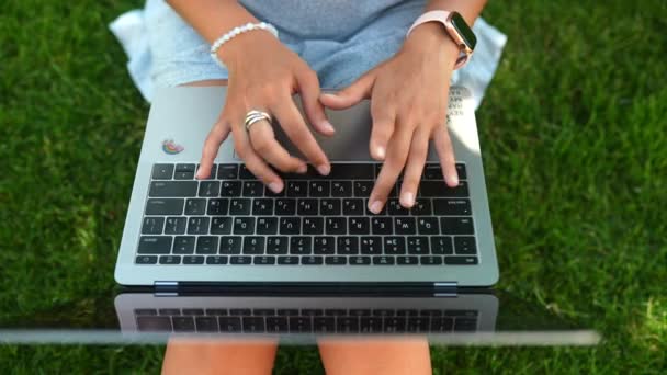 Close View Young Woman Typing Laptop While Sitting Green Grass — Video Stock