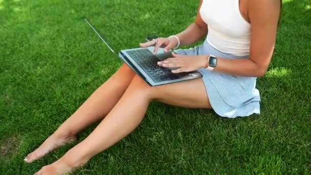 Close View Young Woman Typing Laptop While Sitting Green Grass — Vídeo de Stock