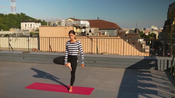 Jonge Sportieve Vrolijke Vrouw Sportkleding Doen Stretching Oefeningen Yoga Mat — Stockvideo