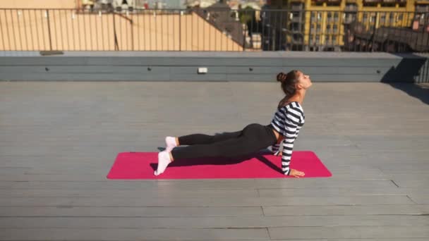 Jonge Sportieve Vrolijke Vrouw Sportkleding Doen Stretching Oefeningen Yoga Mat — Stockvideo