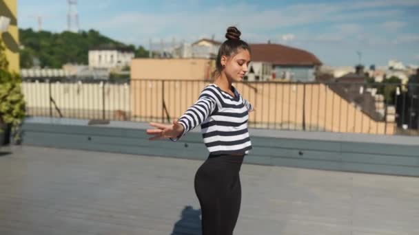 Junge Sportlich Fröhliche Frau Sportbekleidung Macht Frühmorgens Stretchübungen Auf Yogamatte — Stockvideo