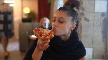 Kadının iştahı yerinde. Aç kadın içeride..