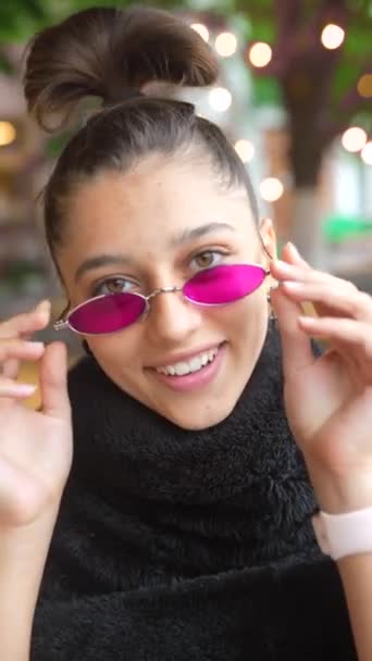 Glamouröses Weißes Mädchen Das Outdoor Café Herumalbert Atemberaubend Brünette Weiblich — Stockvideo