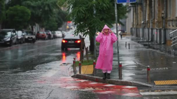 Young Smiling Woman Pink Raincoat Street While Enjoying Walk City — ストック動画