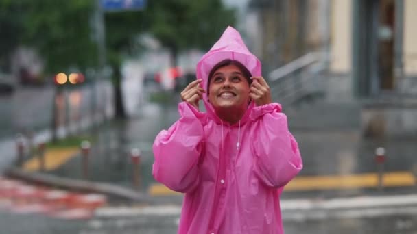 Jonge Lachende Vrouw Met Een Roze Regenjas Straat Terwijl Geniet — Stockvideo