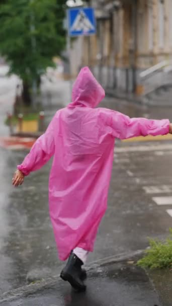 Young Smiling Woman Pink Raincoat Street While Enjoying Walk City — Vídeo de stock