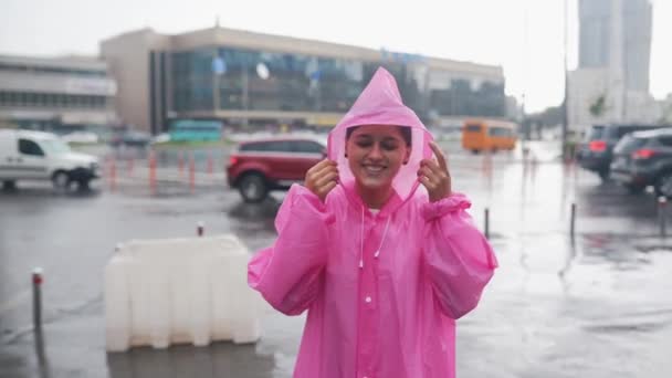 Young Smiling Woman Pink Raincoat Street While Enjoying Walk City — Vídeos de Stock