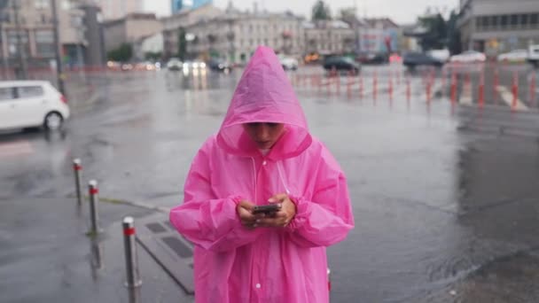 Een Jonge Vrouw Een Regenjas Wacht Iemand Regen — Stockvideo