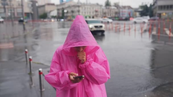 Eine Junge Frau Regenmantel Wartet Auf Jemanden Regen — Stockvideo