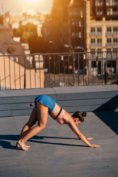Young Woman Practicing Yoga Roof — Stock Photo, Image