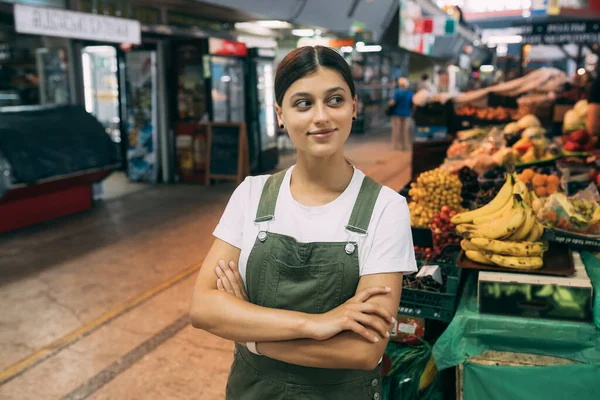 Seorang Penjual Perempuan Buah Pasar Dekat Konter Dengan Barang Barang — Stok Foto
