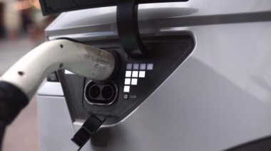 Şarj edilen bir elektrikli arabaya takılan güç kaynağını kapatın..