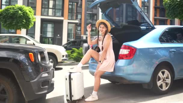 Молодая Счастливая Женщина Упаковывает Чемодан Багажник Машины Концепция Праздников — стоковое видео