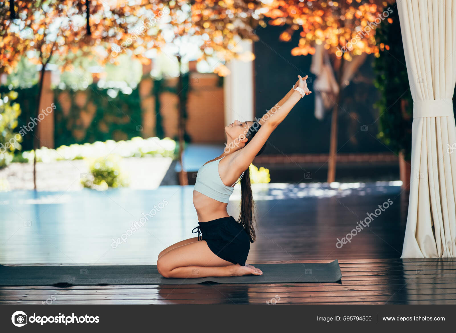 Young Woman Practicing Yoga Alone fotos, imagens de © simbiothy #595794500