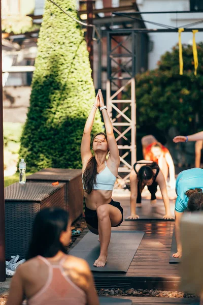 Una Mujer Hace Yoga Junto Con Grupo Aire Libre Concepto —  Fotos de Stock