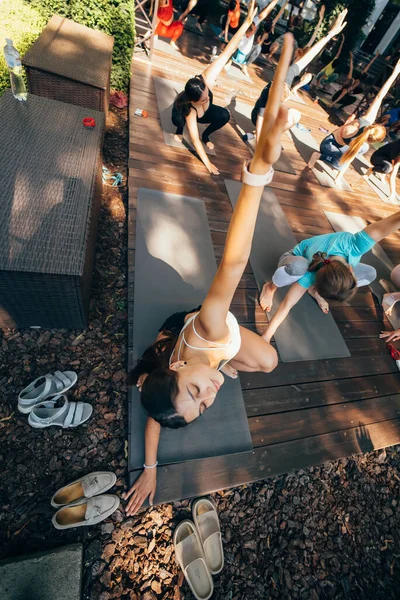 Woman Does Yoga Together Her Group Open Air Healthy Lifestyle — Stock Fotó