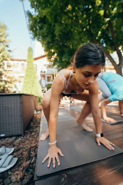 Una Mujer Hace Yoga Junto Con Grupo Aire Libre Concepto —  Fotos de Stock