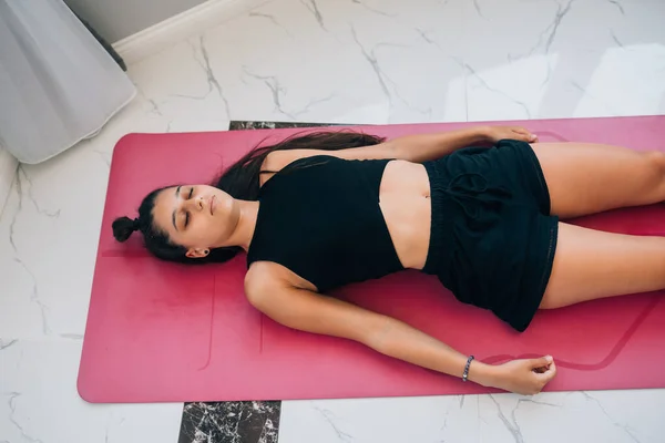 Jonge Vrouw Een Yogastudio Beoefenen Shavasana Corps Pose Het Einde — Stockfoto