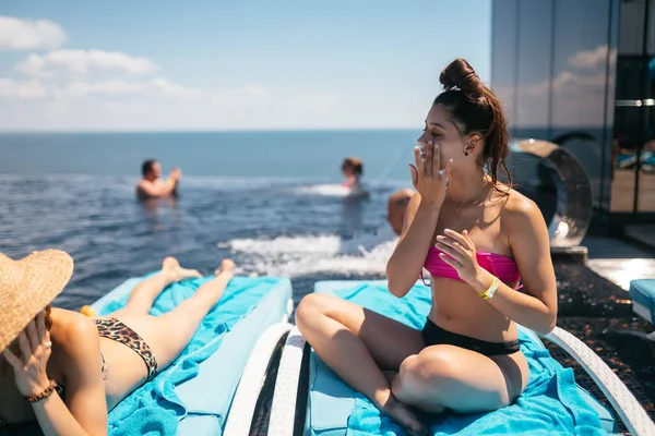 Young Beautiful Woman Swimsuit Sunbathes Sun Lounger Pool Hotel Summer — Zdjęcie stockowe