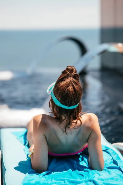 Young Beautiful Woman Swimsuit Sunbathes Sun Lounger Pool Hotel Summer — Stock Photo, Image