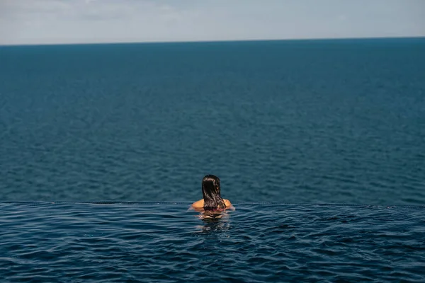 Happy Woman Swimsuit Swimming Infinity Pool Luxury Hotel Seafront Relaxing — Fotografia de Stock