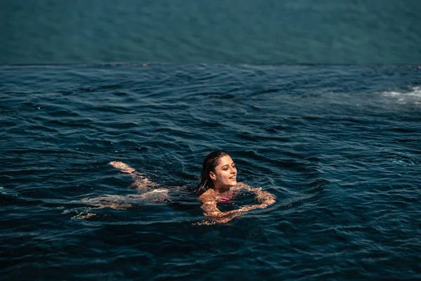 Szczęśliwa Kobieta Kostiumie Kąpielowym Pływająca Basenie Luksusowym Hotelu Przeciwko Morzu — Zdjęcie stockowe