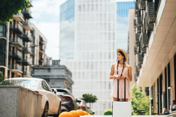 Wanita Cantik Muda Dengan Koper Latar Belakang Kota Modern — Stok Foto