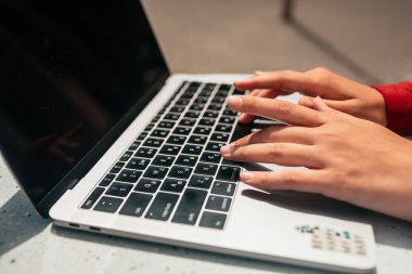 Bir yazlık kafede uzaktan kumandalı iş yapan genç bir kadın. Serbest çalışan kadın. Küçük işletme