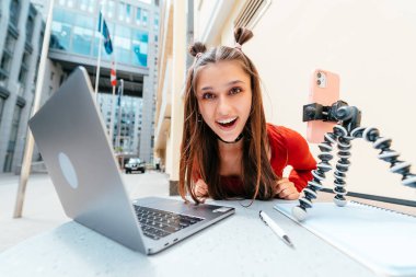 Bir yazlık kafede uzaktan kumandalı iş yapan genç bir kadın. Serbest çalışan kadın. Küçük işletme