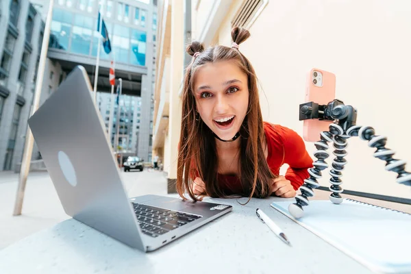 Bir yazlık kafede uzaktan kumandalı iş yapan genç bir kadın. Serbest çalışan kadın. Küçük işletme