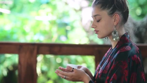Διαδικασία Τσάι Παρασκευής Νεαρή Γυναίκα Απολαμβάνει Μυρωδιά Του Πράσινου Τσαγιού — Αρχείο Βίντεο