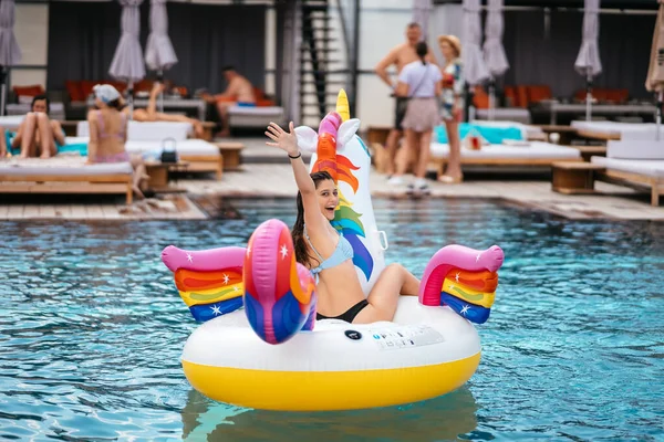 Woman Bikini Inflatable Unicorn Toy Mattress Float Pool Girl Relaxing — ストック写真