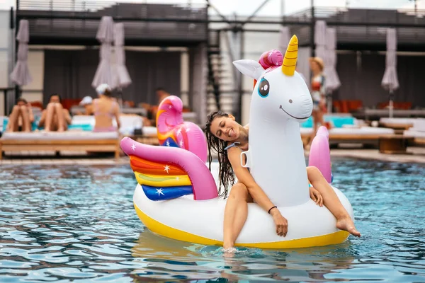 Woman Bikini Inflatable Unicorn Toy Mattress Float Pool Girl Relaxing —  Fotos de Stock